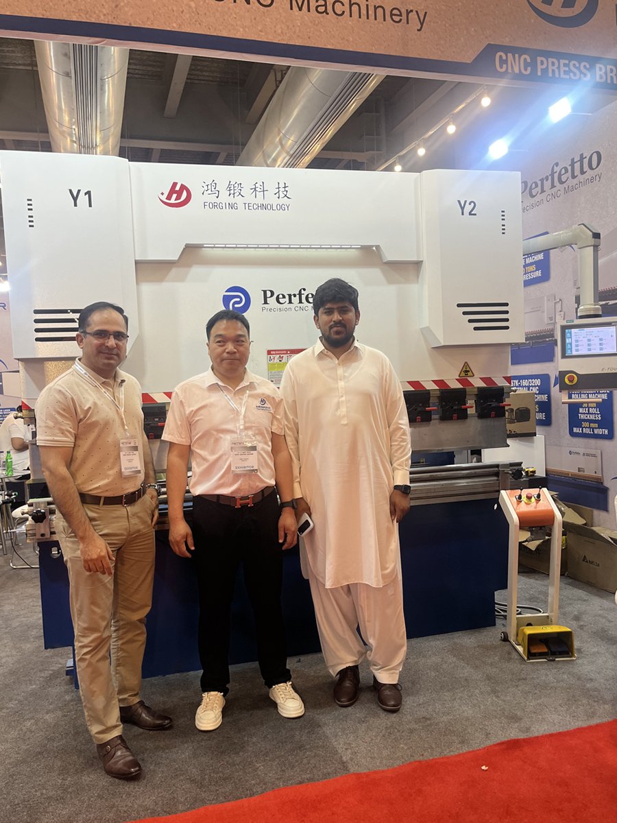 Hong Forging exhibition customer photo