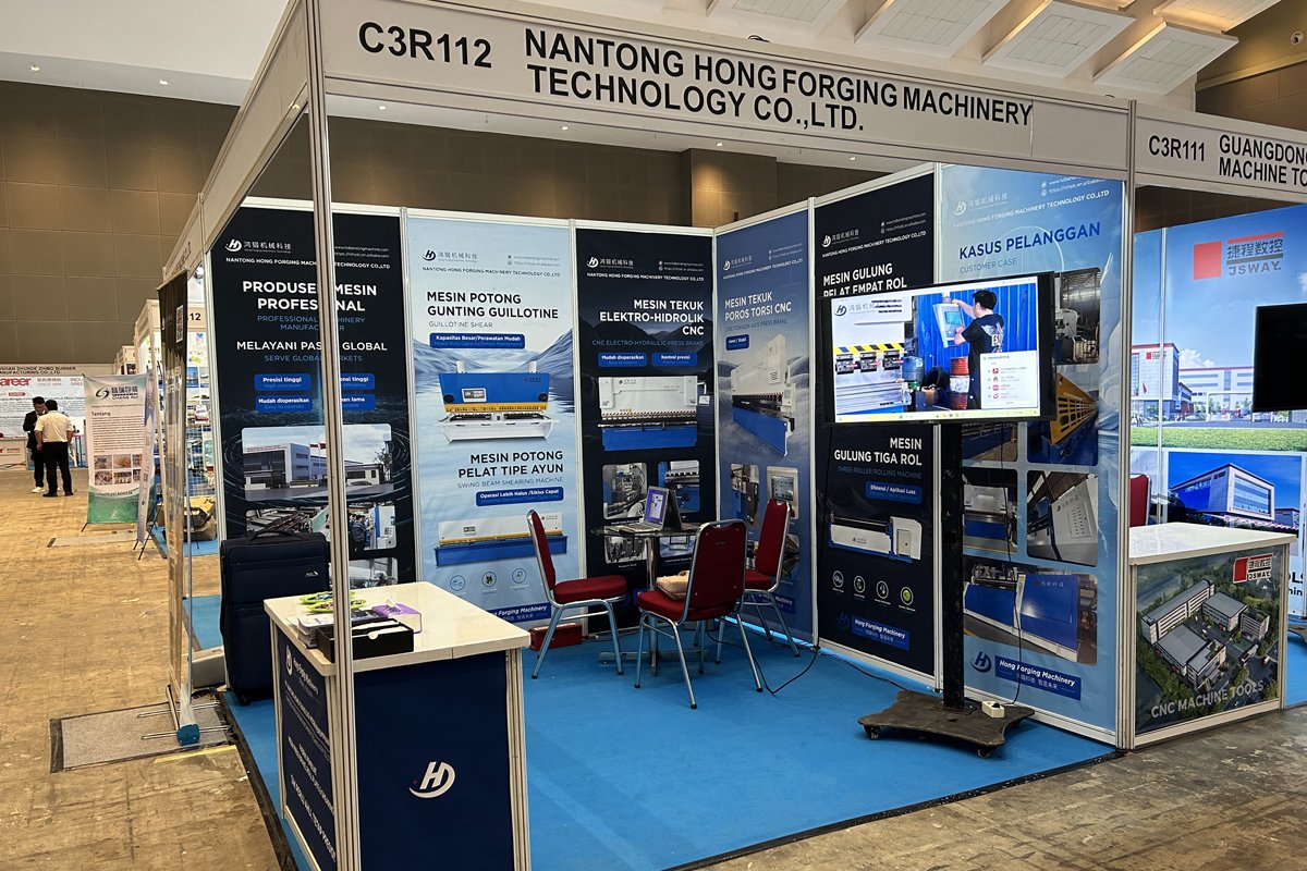 Hong Forging machinery exhibition booth