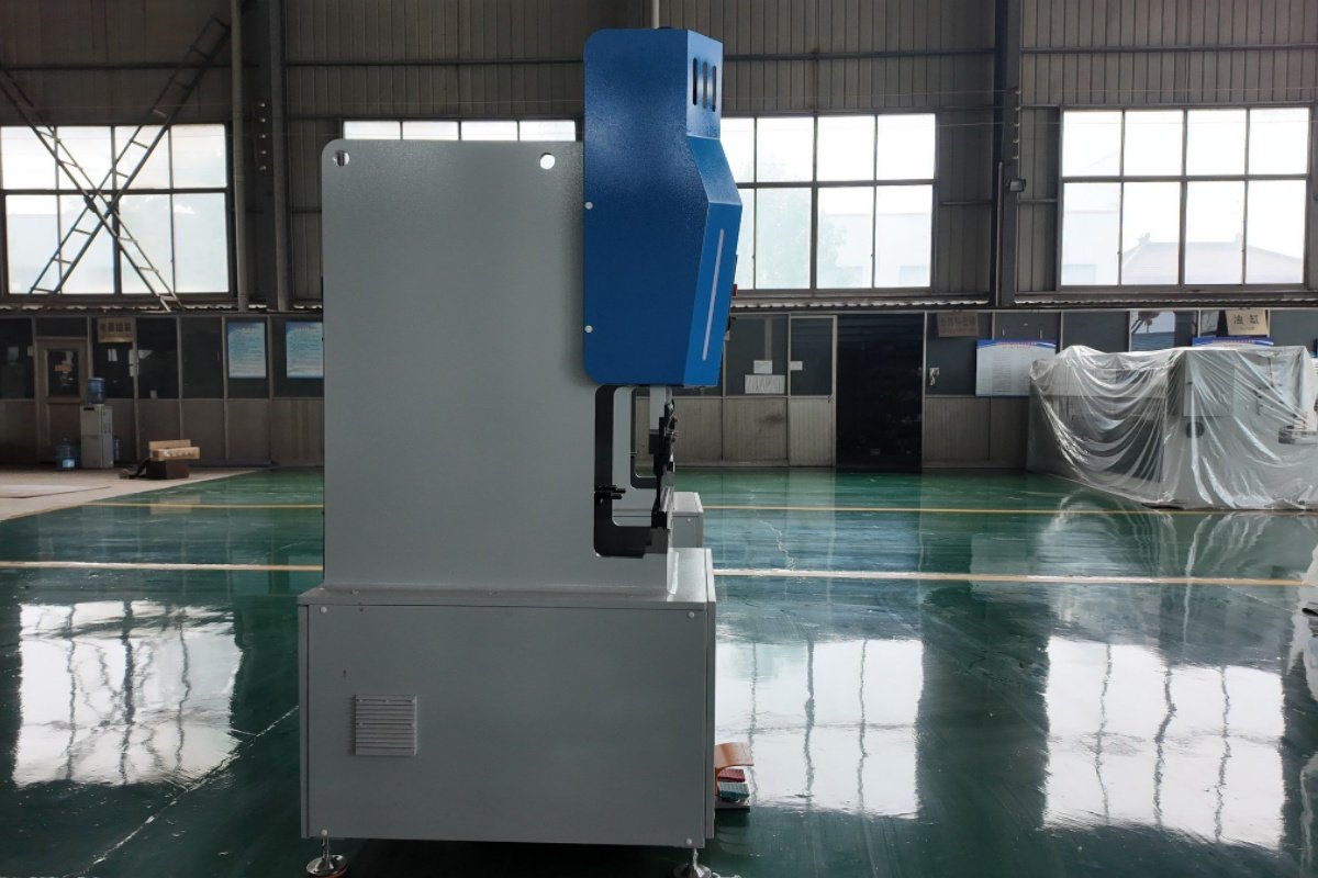 Side view of EP40-1000S electric press brake machine