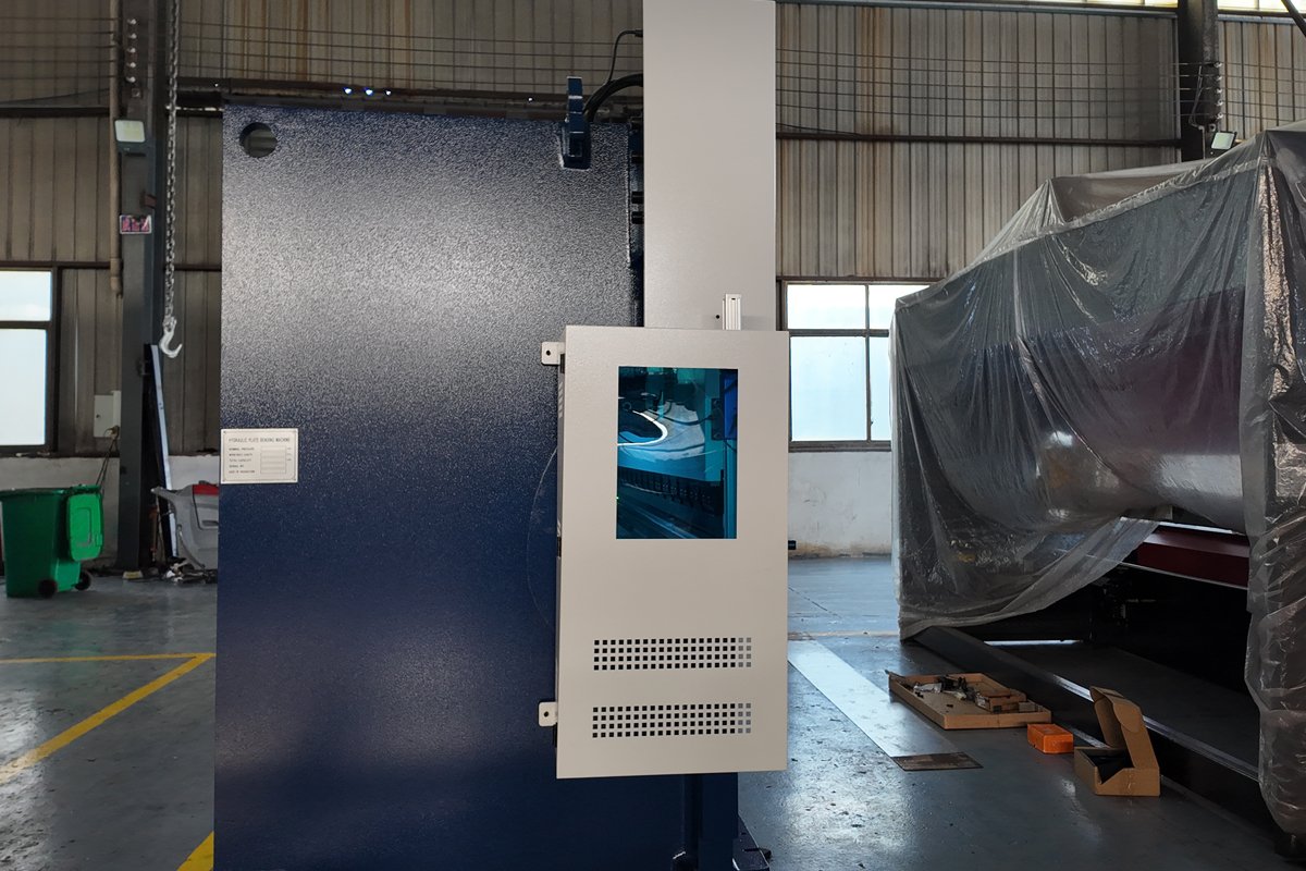 WE67K 170T 3200mm CNC Press Brake Side View Side view of WE67K 170 ton 3200mm CNC hydraulic press brake machine