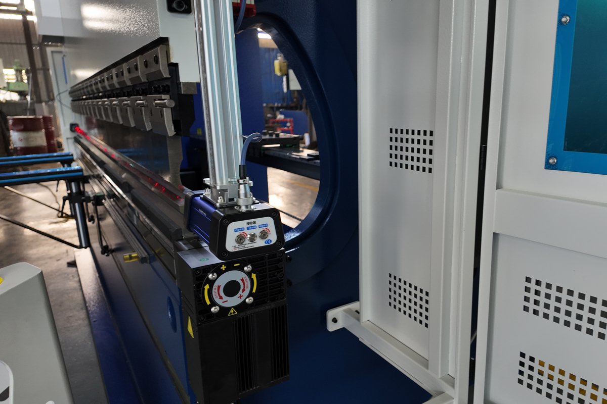 Delem DA53T Controller for WE67K CNC Press Brake Delem DA53T touchscreen CNC controller installed on WE67K CNC Press Brake