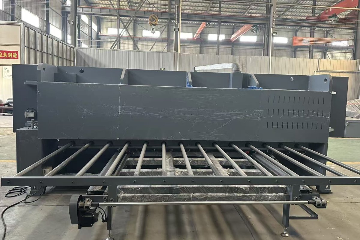 HD 1500 4000 CNC Grooving Machine Rear Roller Feed Rear roller feed area of HD 1500 4000 CNC V Grooving Machine