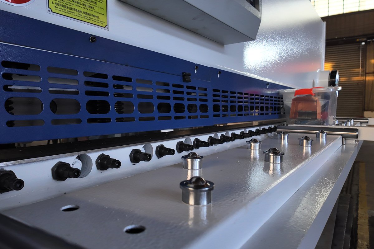 Front Worktable and Safety Guard QC11Y shear front worktable and safety guard
