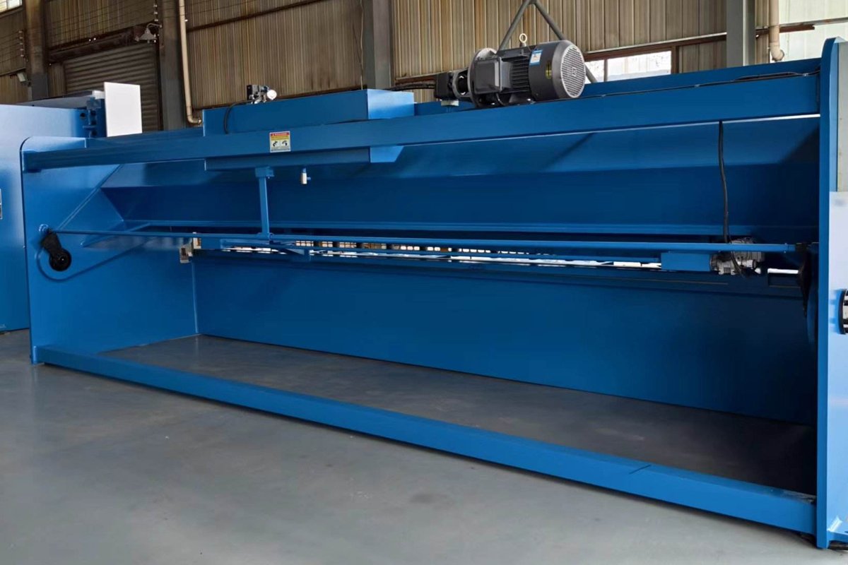 QC12K 10x2500 CNC Shearing Machine Rear View Rear view of QC12K 10x2500 CNC Shearing Machine