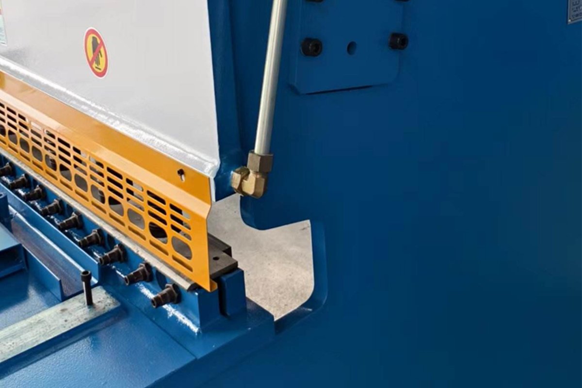 QC12K 10x2500 Hydraulic System Detail Hydraulic piping detail of QC12K 10x2500 shearing machine