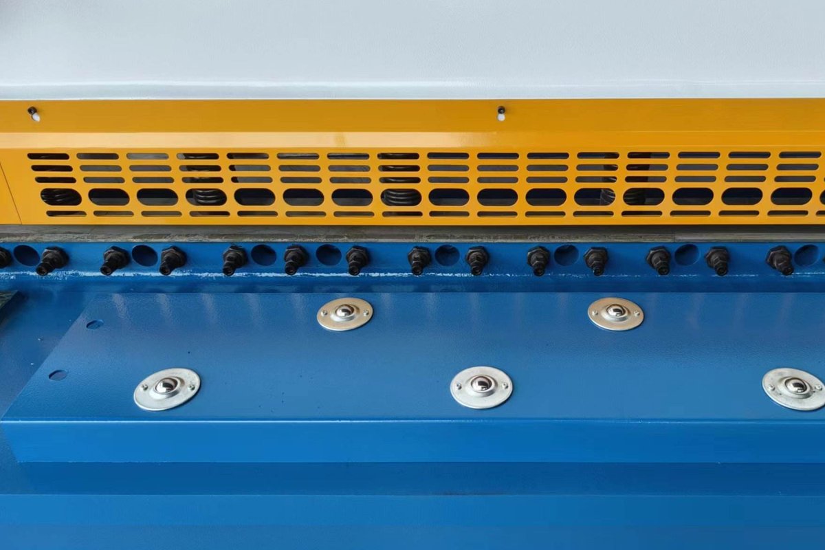 QC12K 10x2500 Shearing Machine Front Worktable Front worktable of QC12K 10x2500 hydraulic swing beam shearing machine