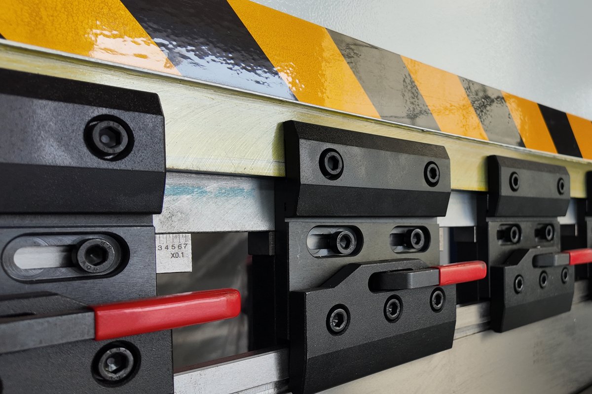 Segmented Punch Quick Clamping System Segmented upper punch and quick clamping system on WC67K press brake