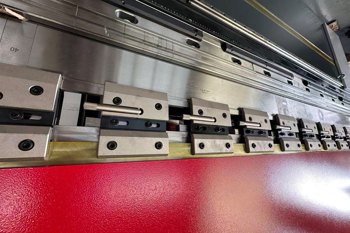 WE67K 170T 2500 CNC Press Brake Tooling System WE67K 170T 2500 CNC press brake tooling system and bending dies