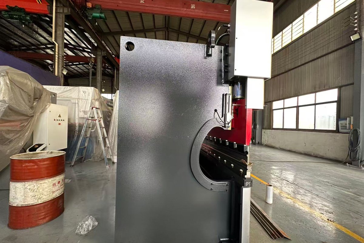 WE67K CNC press brake side view hydraulic bending machine