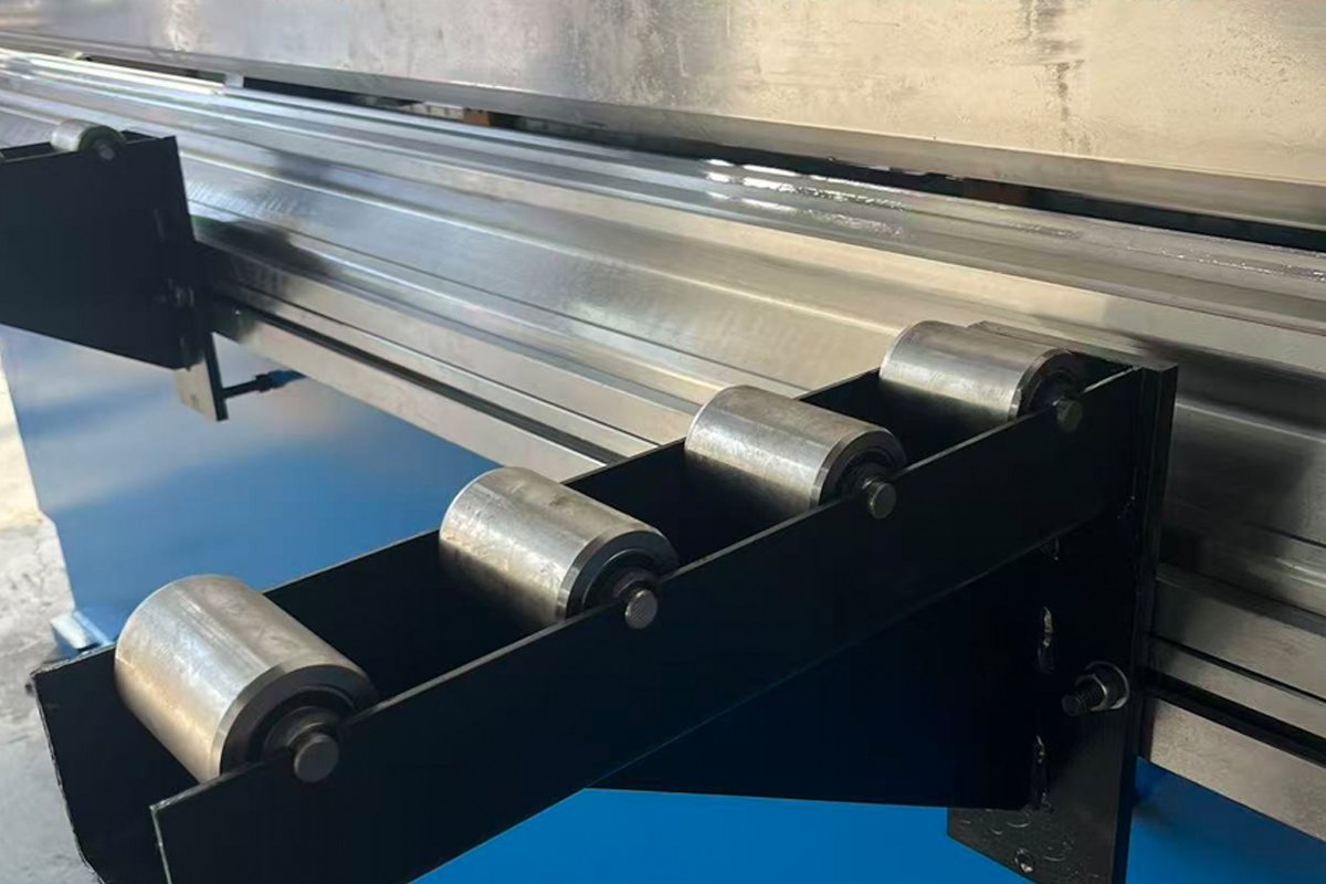 WE67K CNC Press Brake Tooling Detail WE67K 300T CNC press brake tooling and bending area