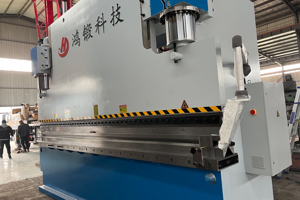 Side view of WE67K 500T 4000 CNC hydraulic press brake